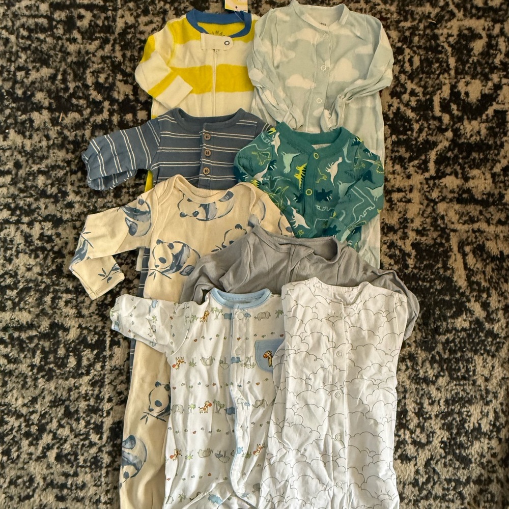 Lot of 8 NB and 0-3m gowns/Sleepers